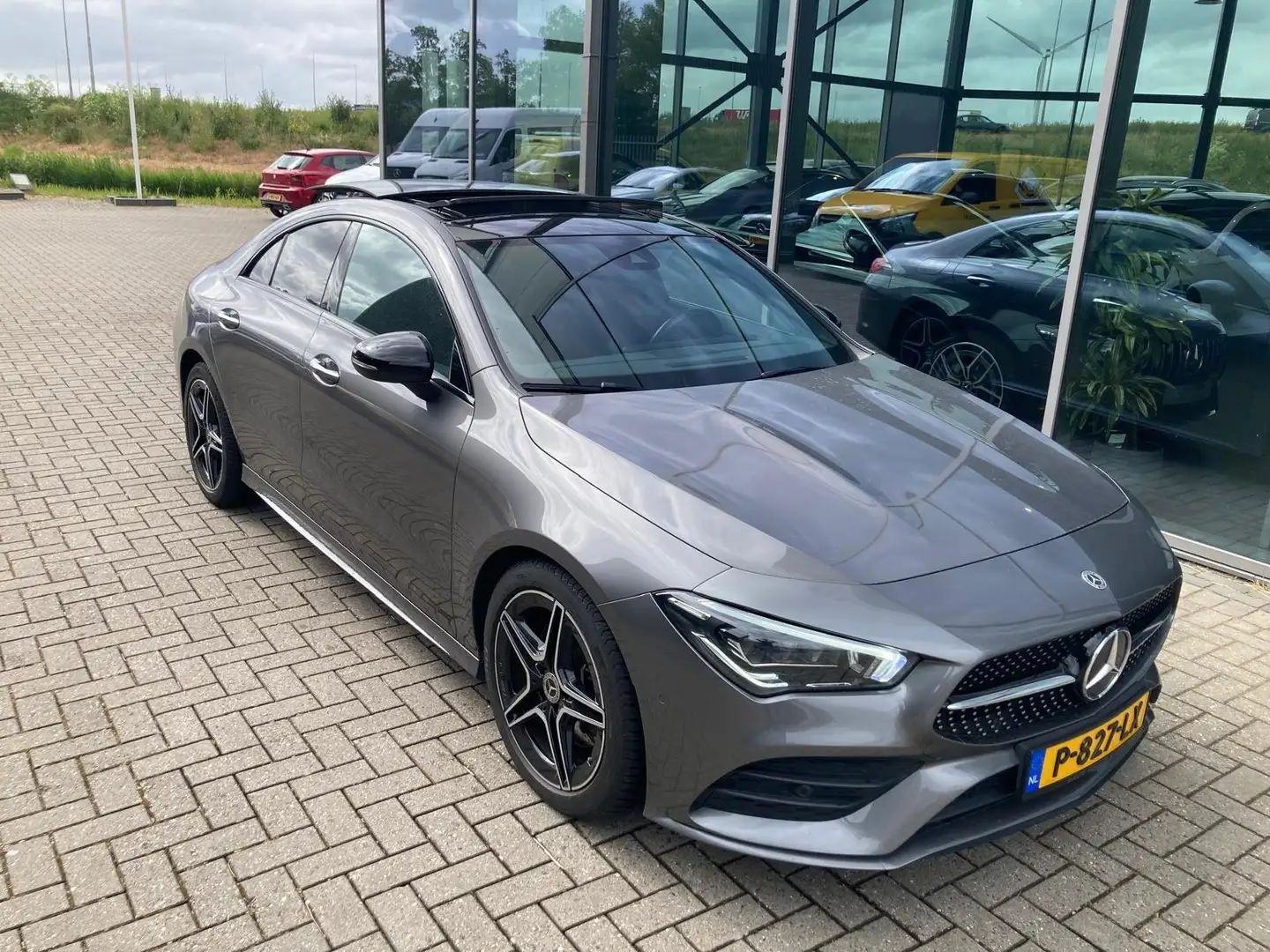 Mercedes-Benz CLA 200 200 Bus. Sol. AMG Grijs - 1