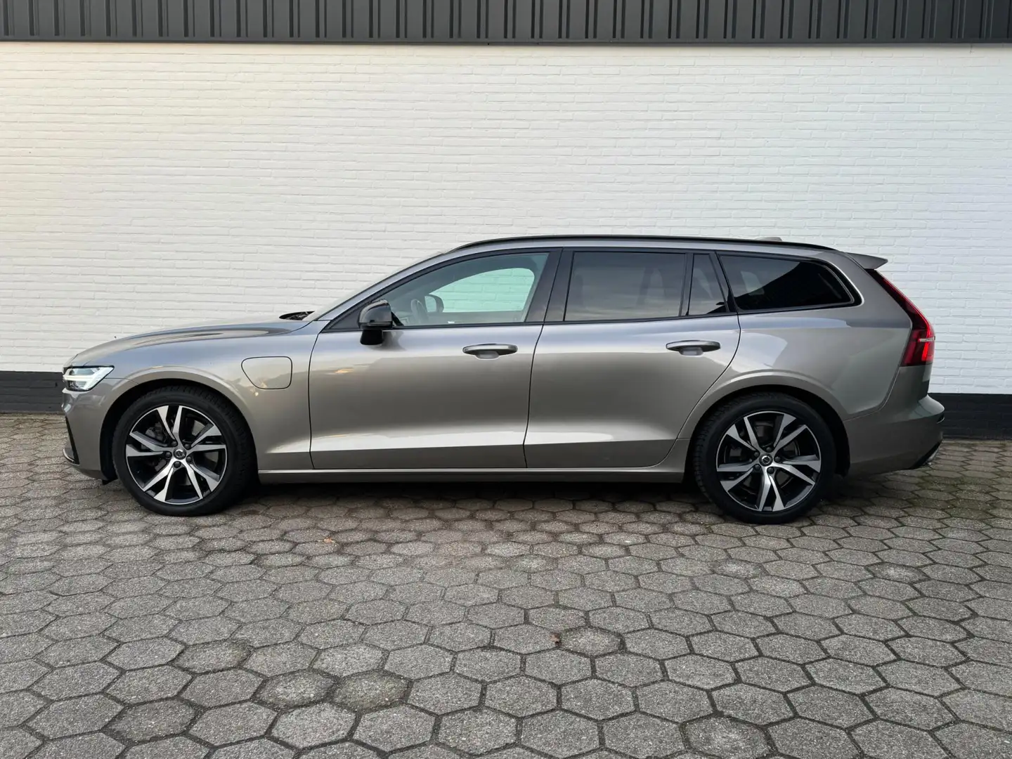 Volvo V60 T8 RECHARGE AWD R-Design l H+K l TOPSTAAT! Grijs - 2
