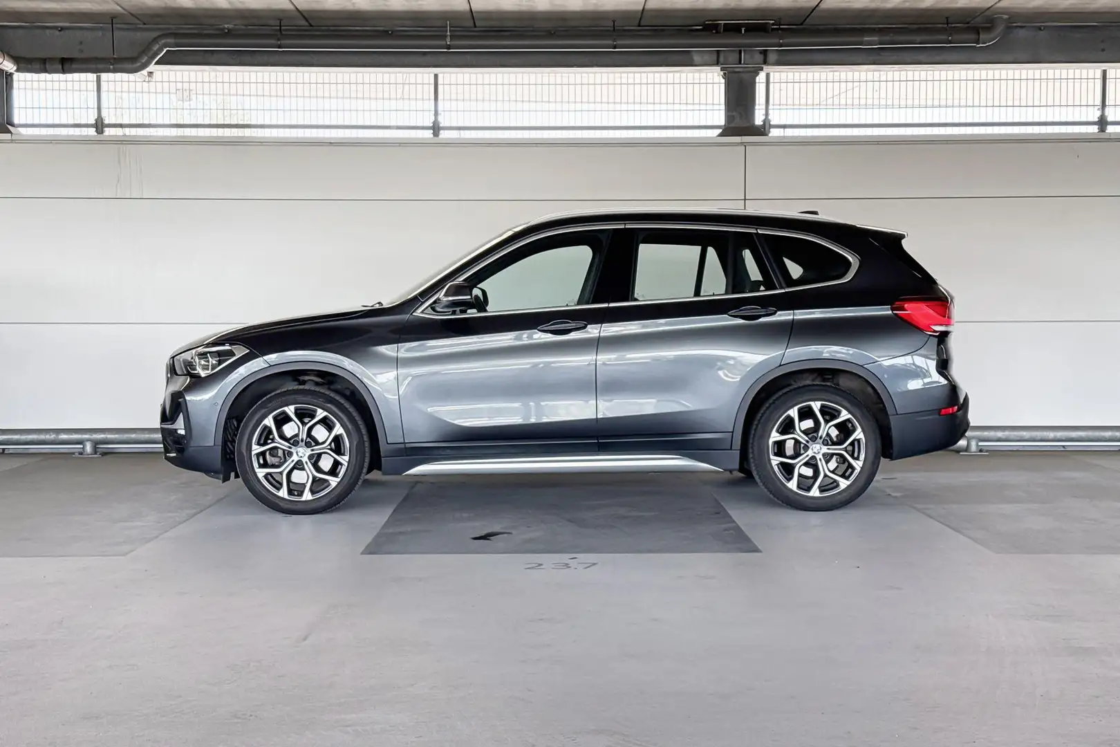 BMW X1 sDrive20i Business Edition Plus Grijs - 2