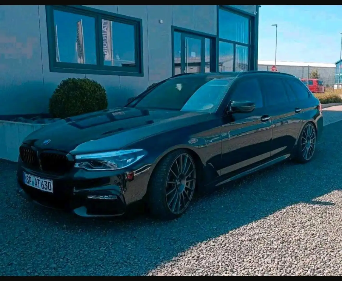 BMW 520 d xDrive Touring Aut. M-Sport AHK Schwarz - 2