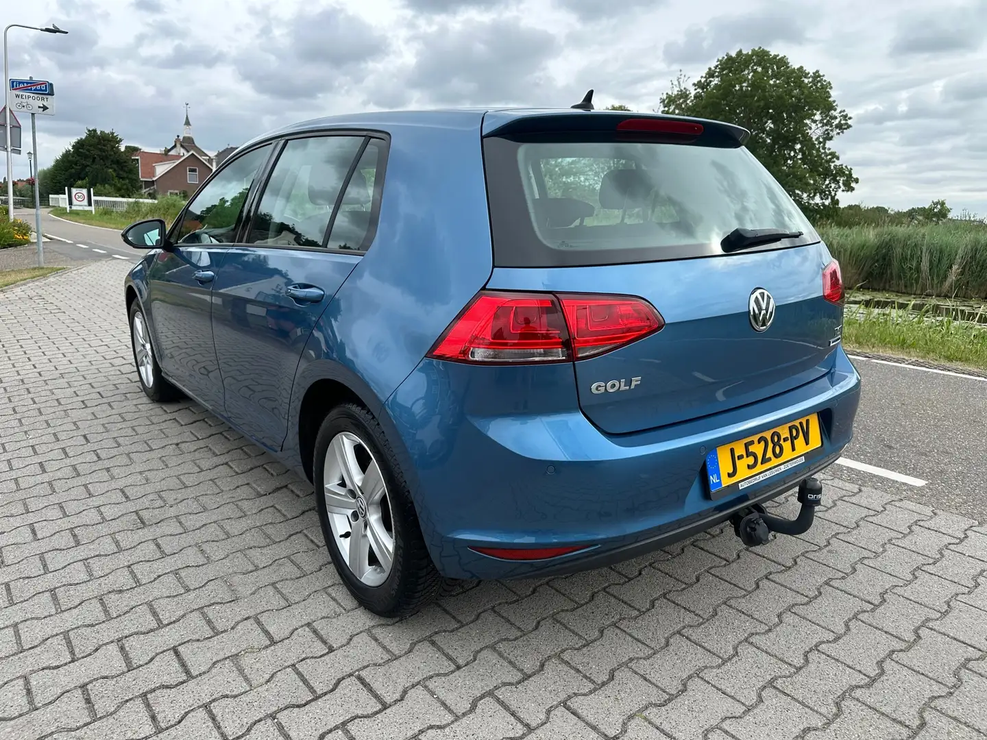 Volkswagen Golf 1.2 TSI Navi, PDC, Bluetooth, Trekhaak Blauw - 2