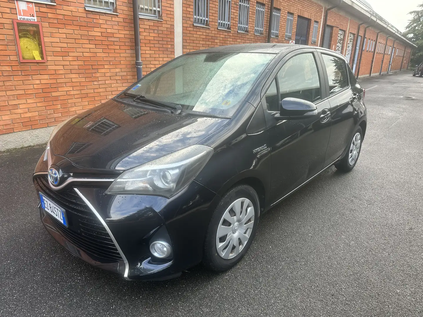 Toyota Yaris 5p 1.5h Style Zwart - 1