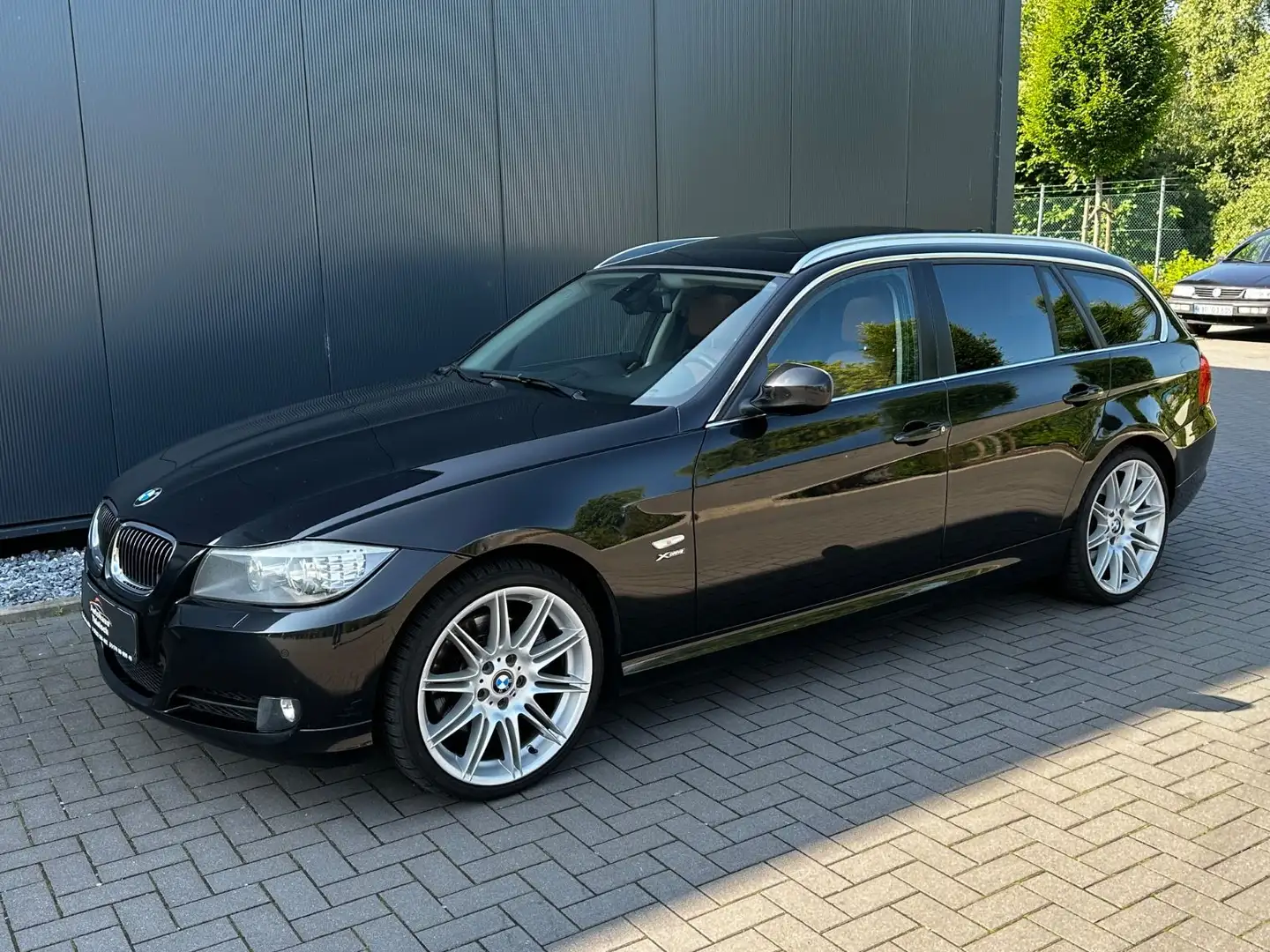 BMW 330 Baureihe 3 Touring 330d xDrive Schwarz - 1