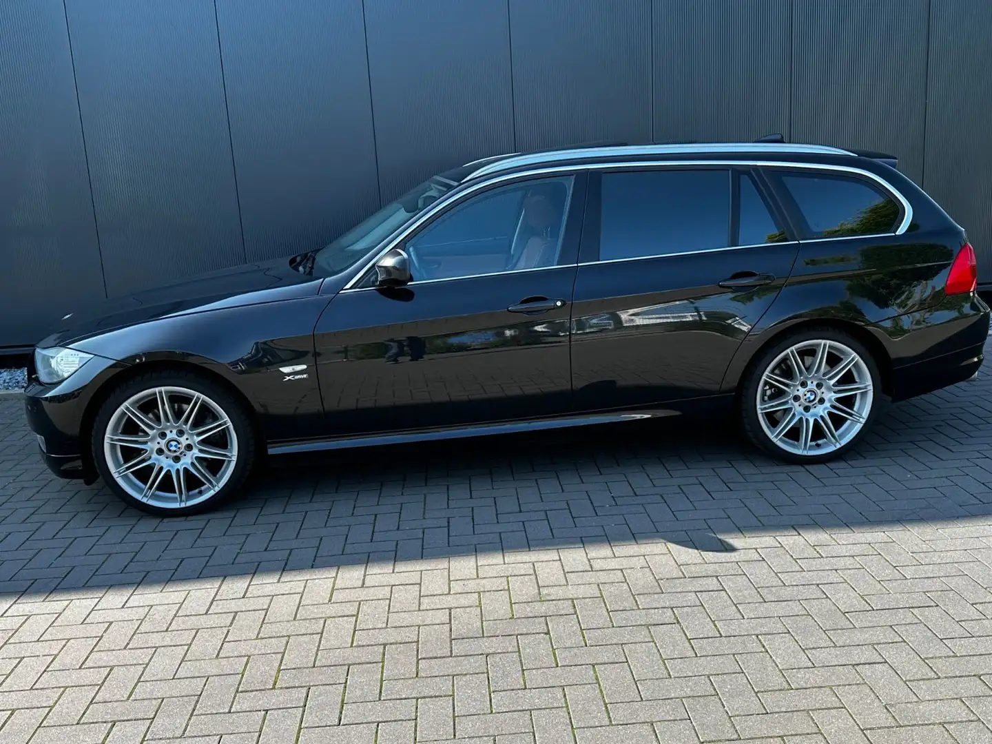 BMW 330 Baureihe 3 Touring 330d xDrive Schwarz - 2