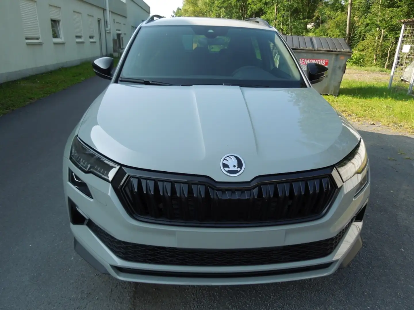 Skoda Karoq 1.5 TSI Sportline/Matrix/AHK/Navi/Kamera Gris - 2