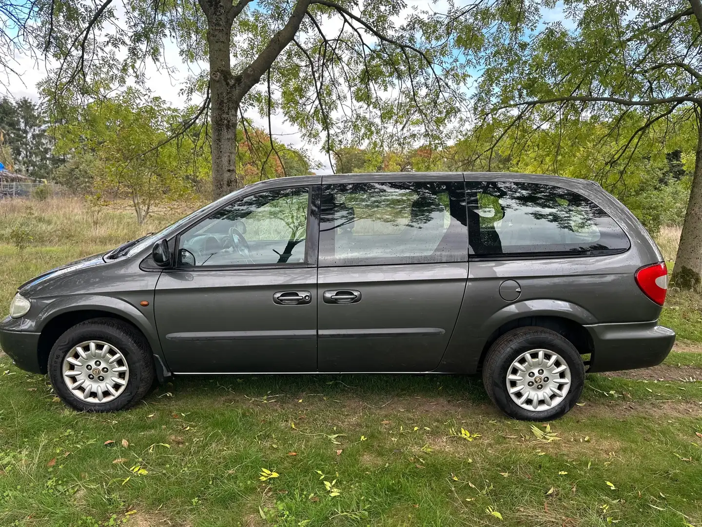 Chrysler Grand Voyager 3.3i V6 SE Luxe apk 03-06-2026 Gris - 2