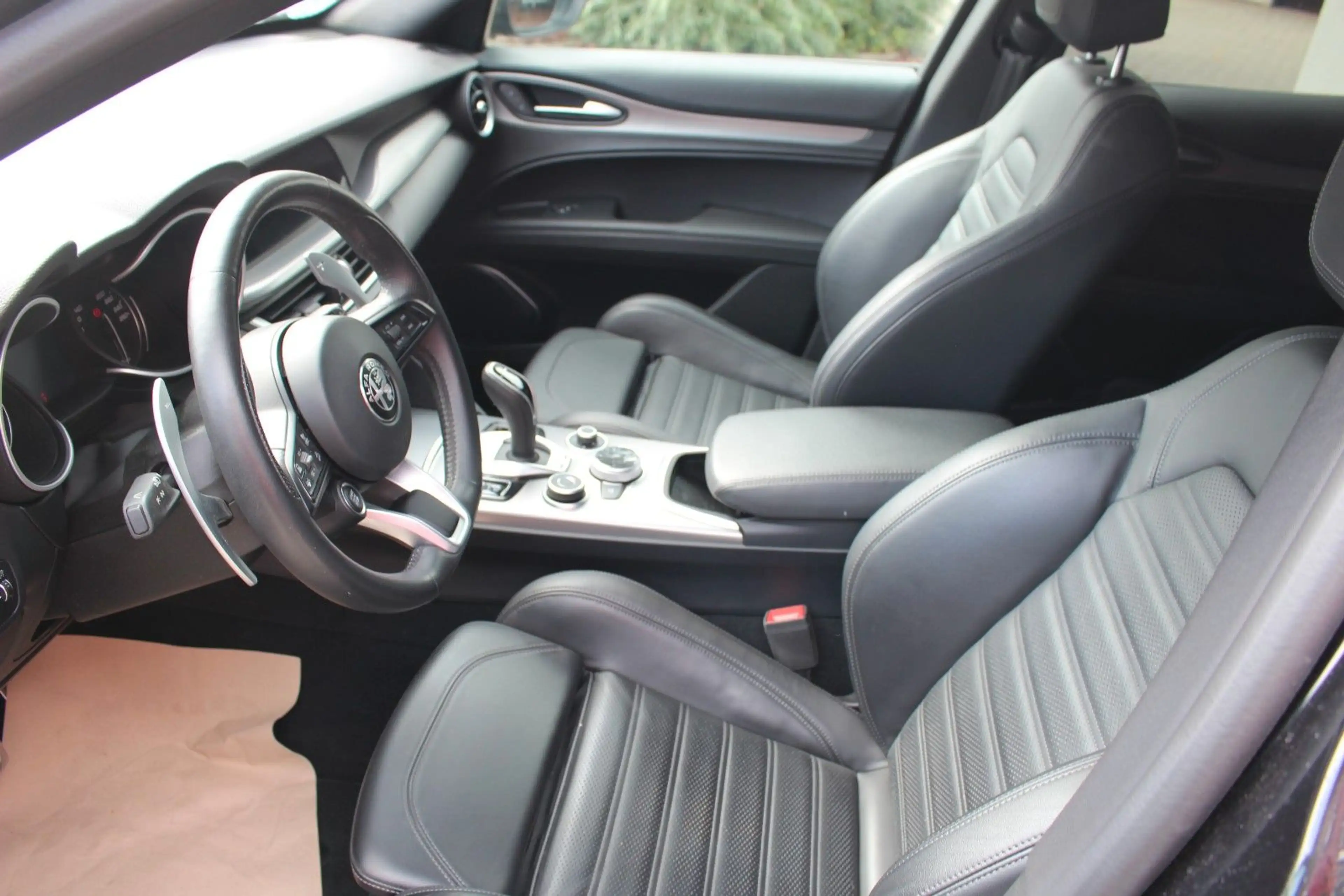 Alfa Romeo Stelvio Veloce Q4 Panorama-Dach — photo 8