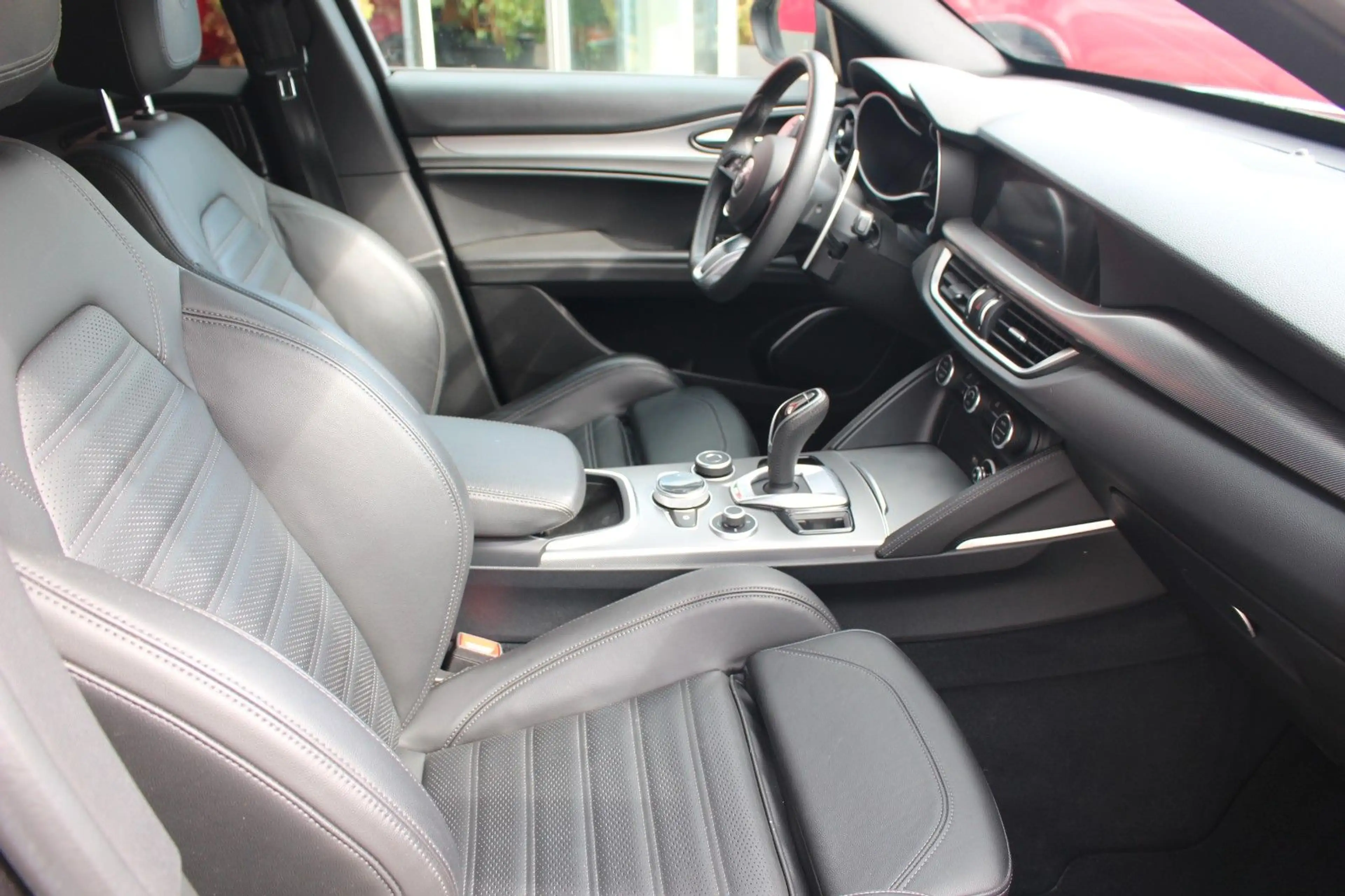 Alfa Romeo Stelvio Veloce Q4 Panorama-Dach — photo 4