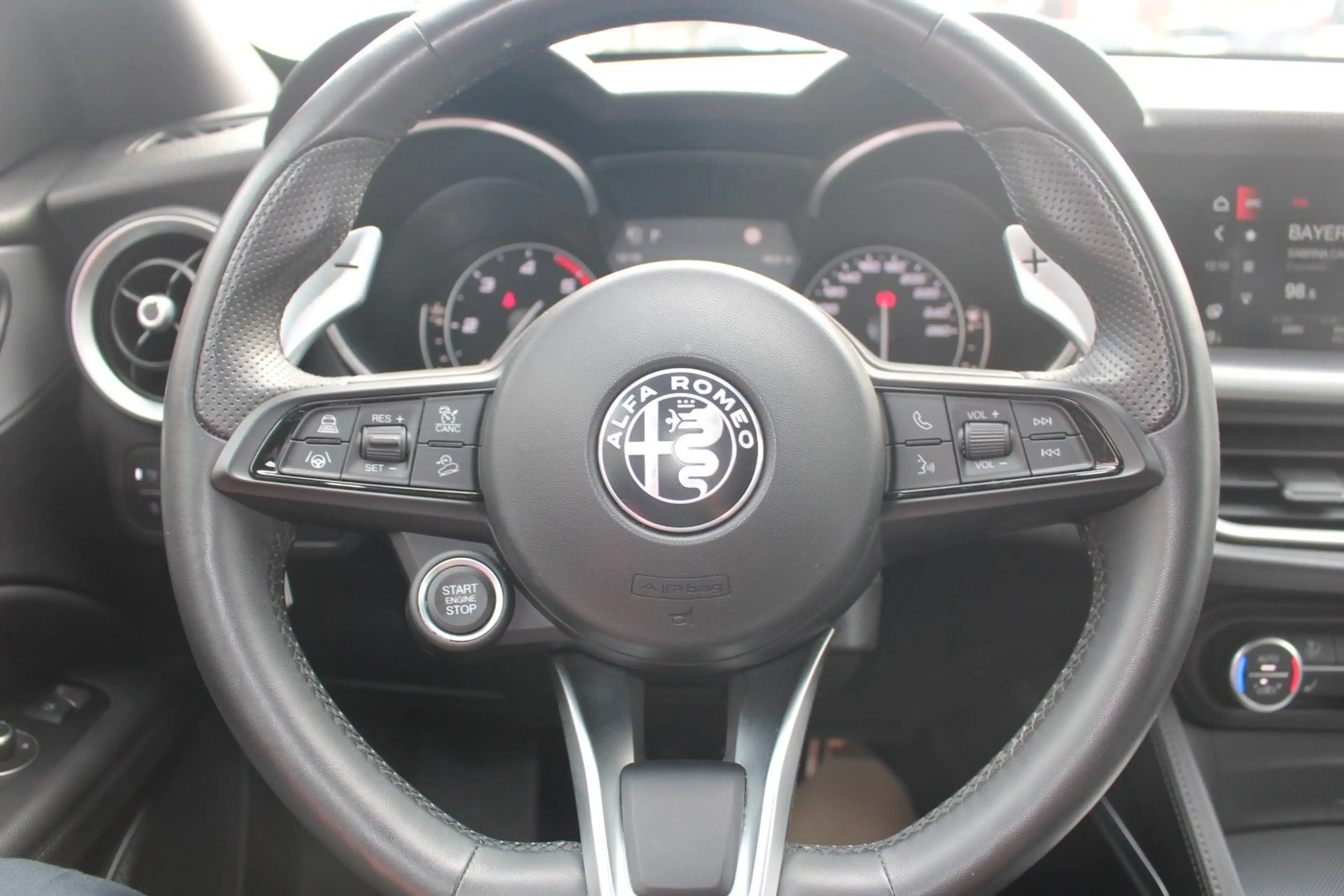 Alfa Romeo Stelvio Veloce Q4 Panorama-Dach — photo 12