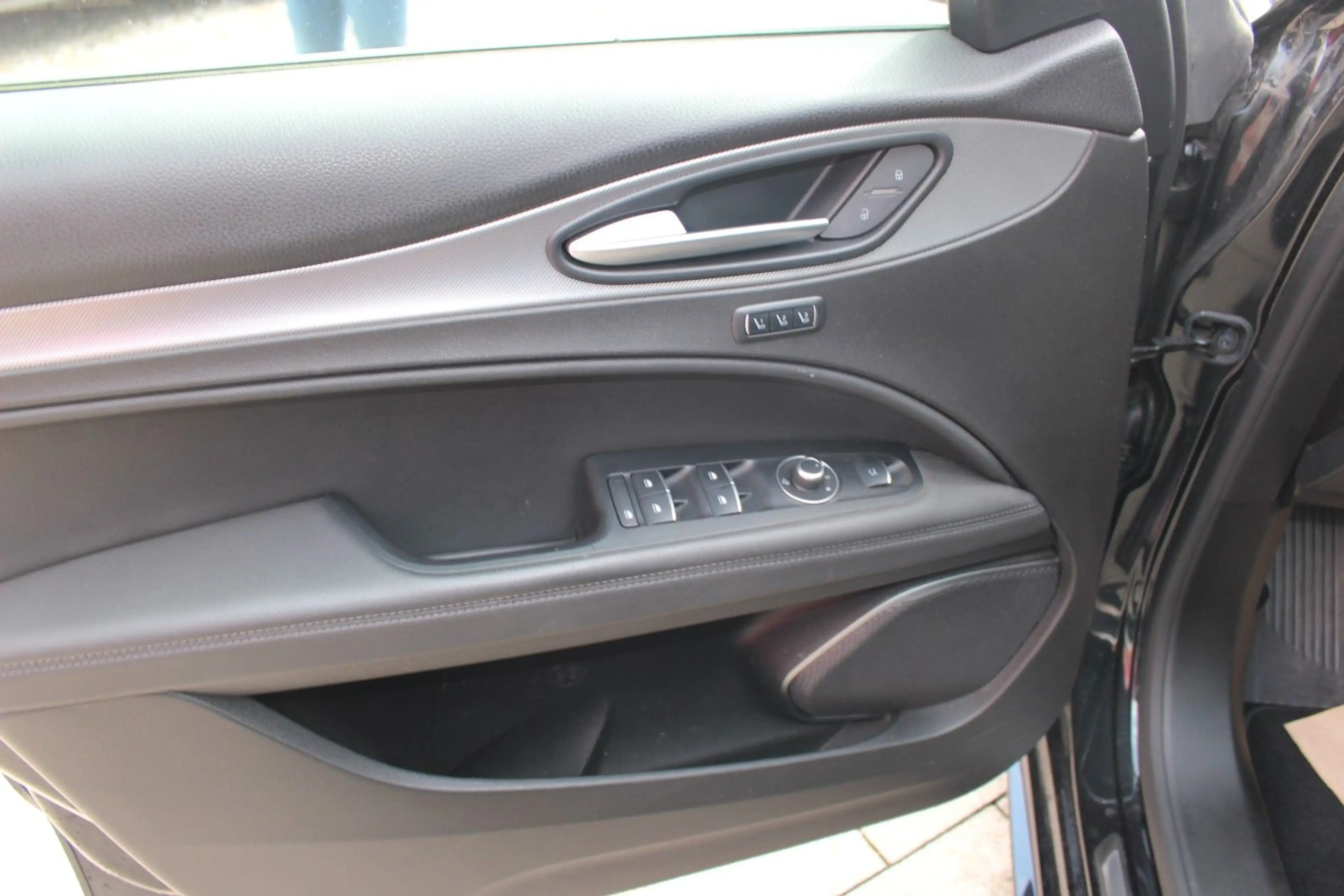 Alfa Romeo Stelvio Veloce Q4 Panorama-Dach — photo 9