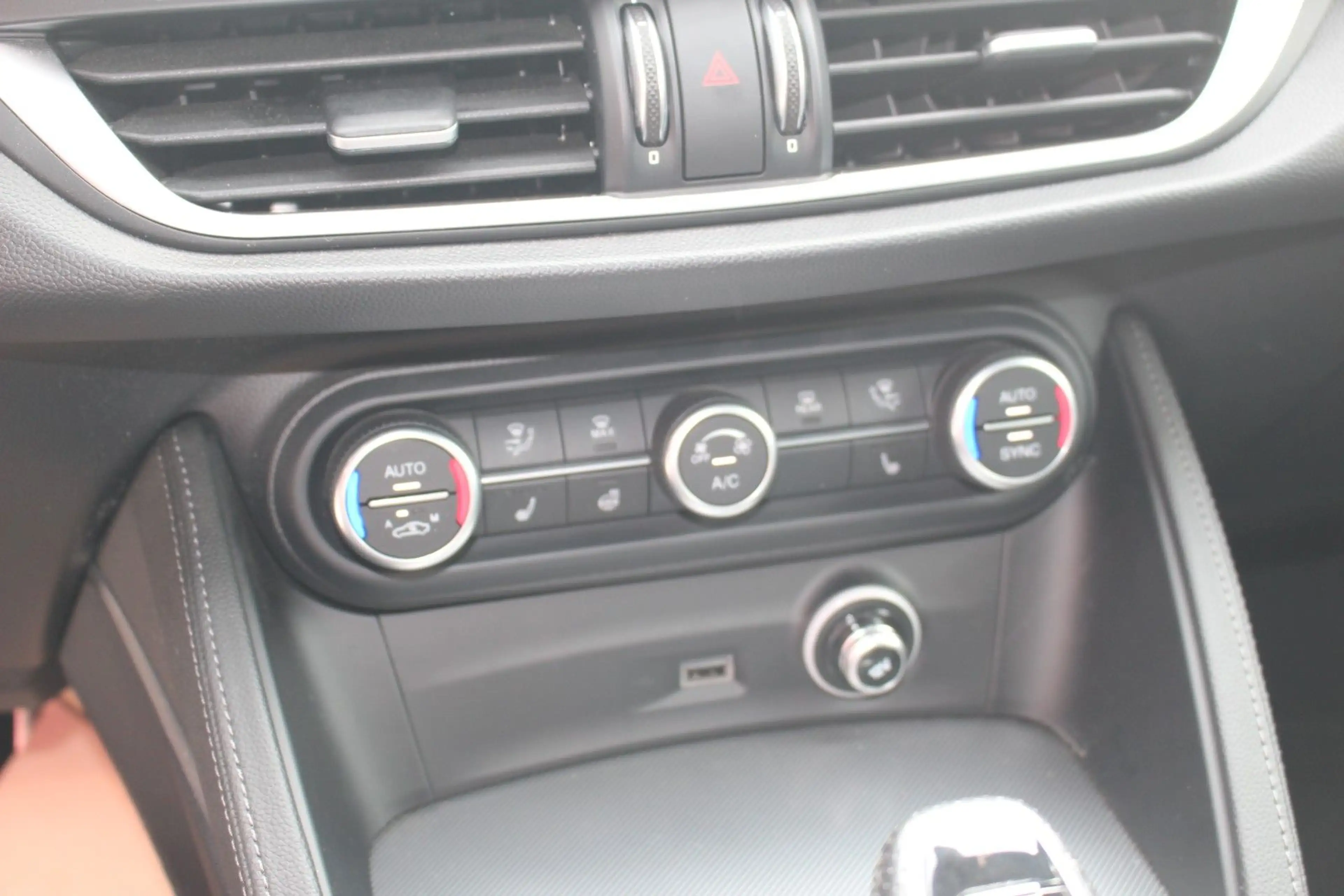 Alfa Romeo Stelvio Veloce Q4 Panorama-Dach — photo 11