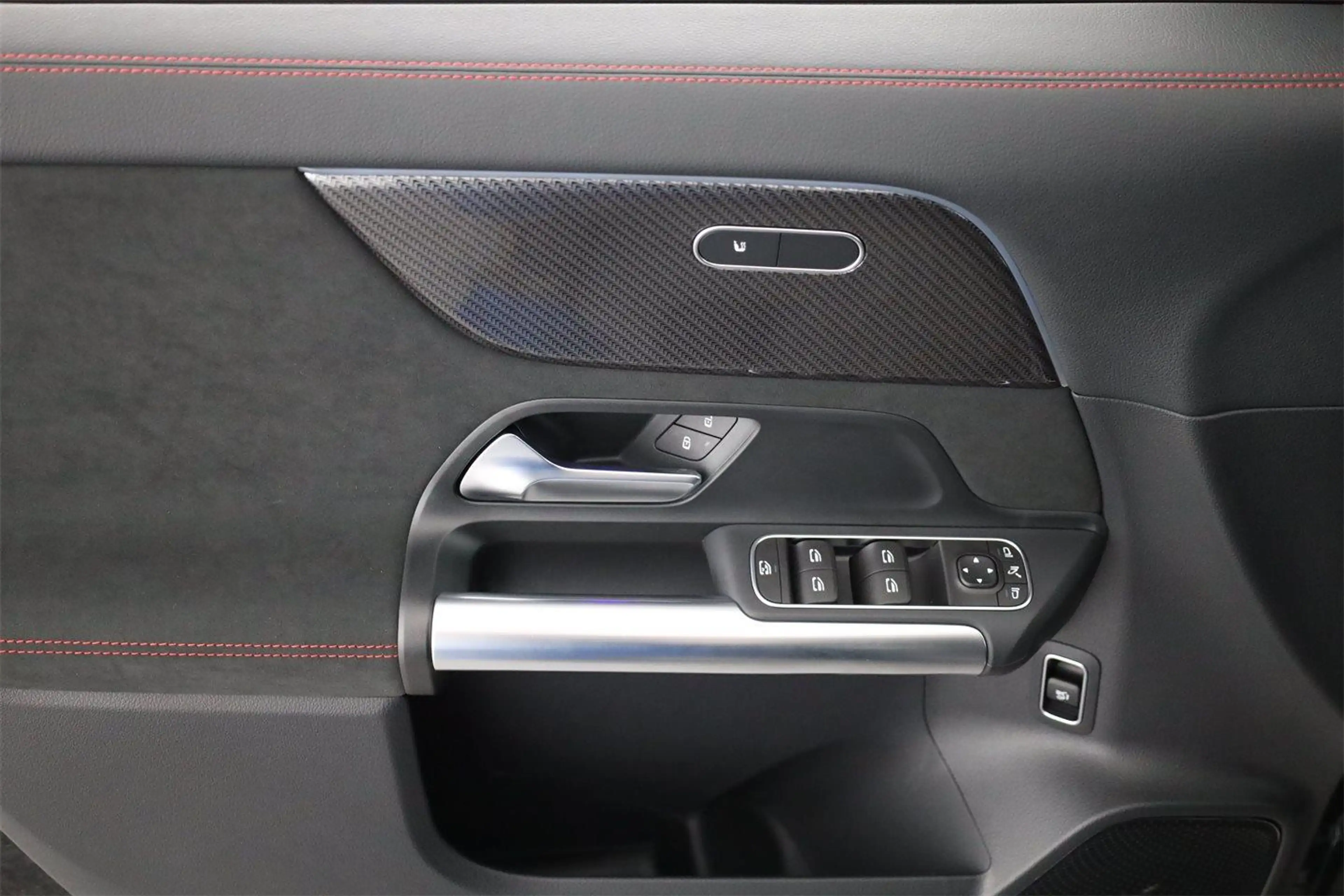 Mercedes-Benz GLA 200 d 4M Österreich-Edition AMG-Line Distronic — photo 13