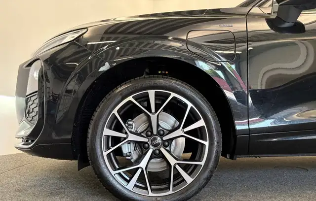 Audi Q3 view 5