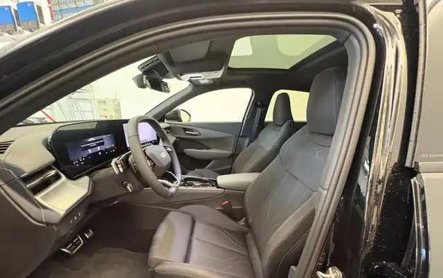 Audi Q3 view 8