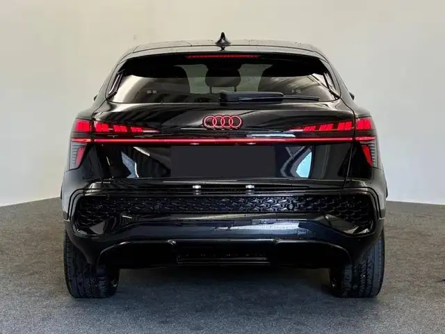 Audi Q3 view 14