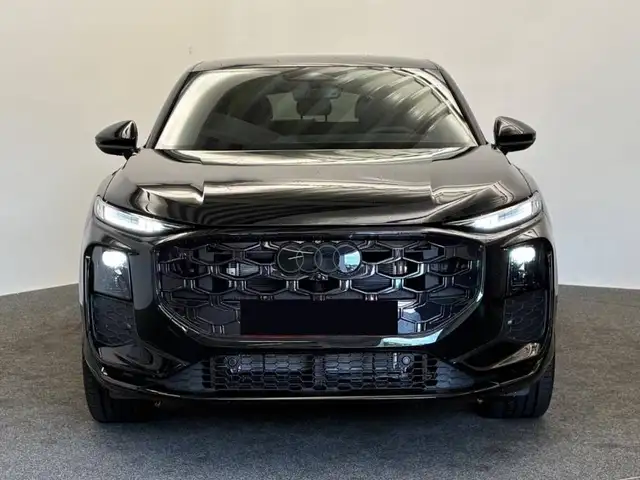 Audi Q3 view 4
