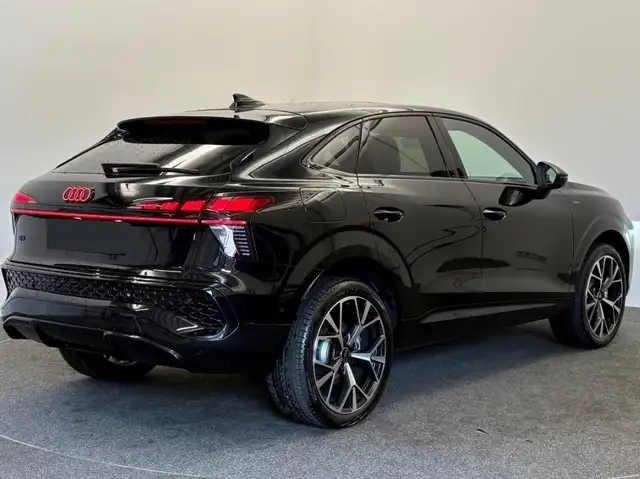 Audi Q3 view 13