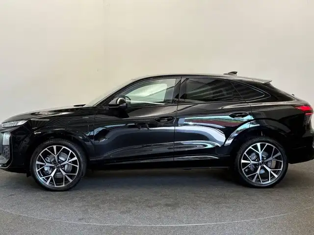 Audi Q3 view 6