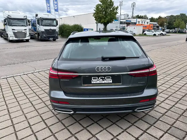Audi A6 Avant view 7