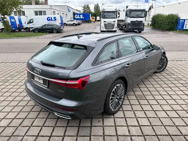 Audi A6 Avant view 8
