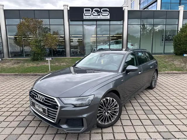 Audi A6 Avant view 3