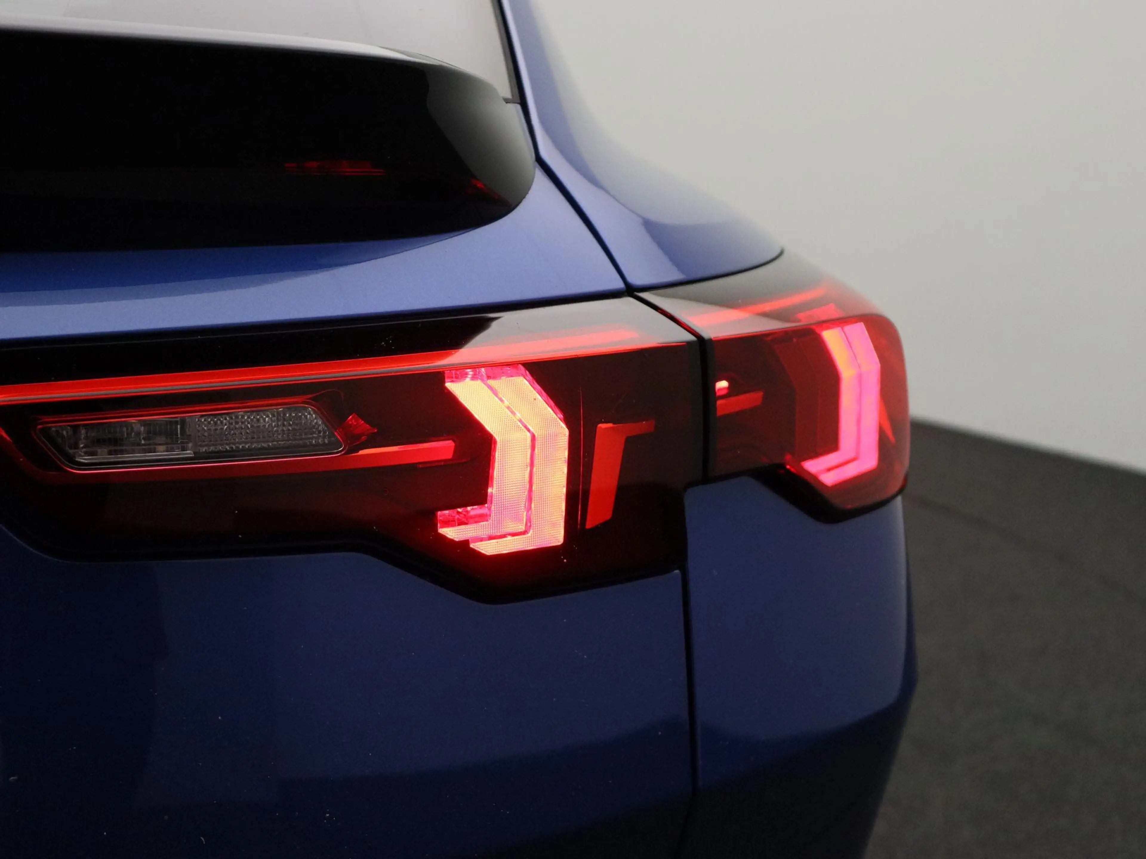 BMW iX2 eDrive20 M Sport Edition | M Sportpakket Pro | Pre — photo 10