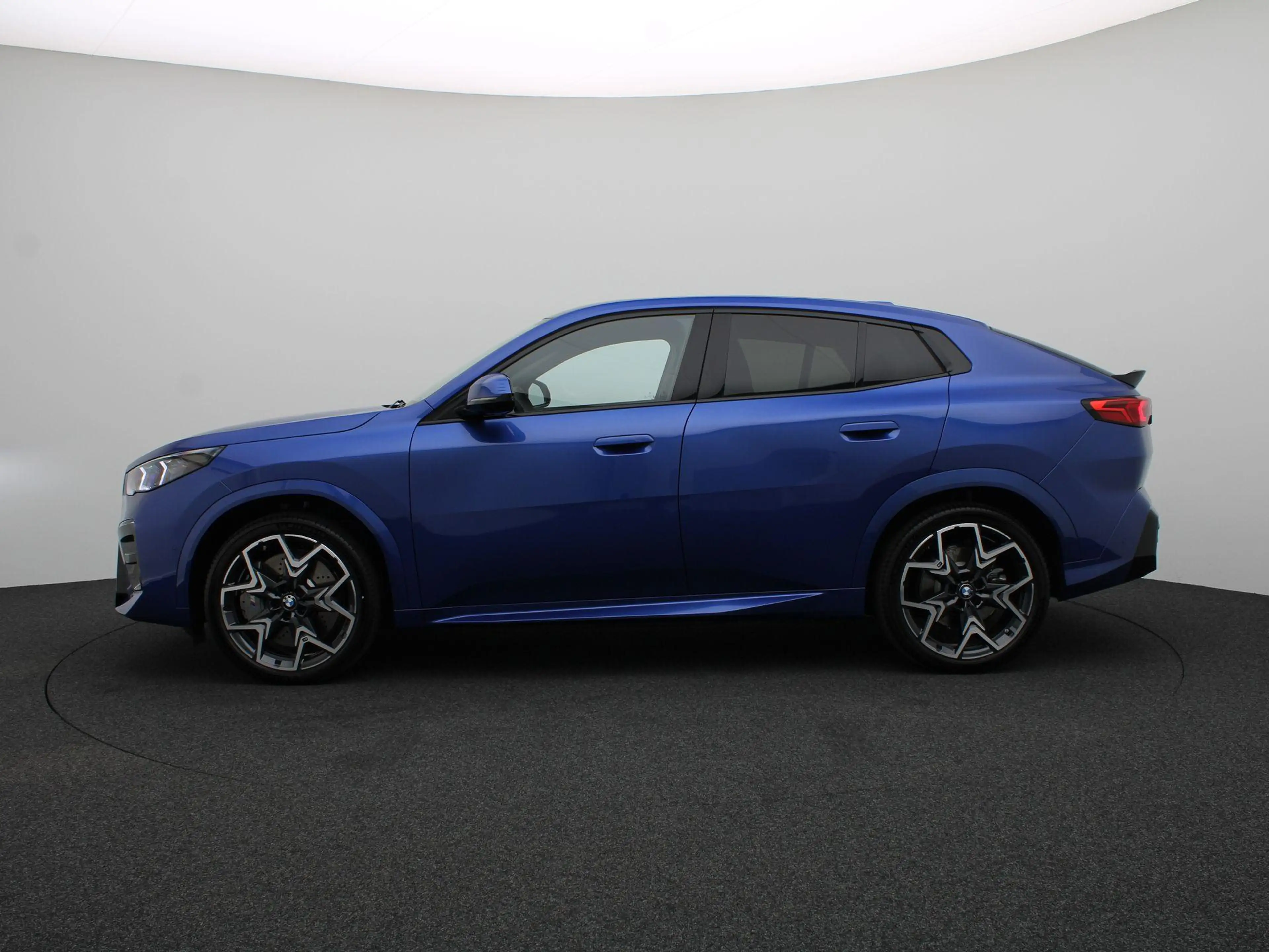 BMW iX2 eDrive20 M Sport Edition | M Sportpakket Pro | Pre — photo 4