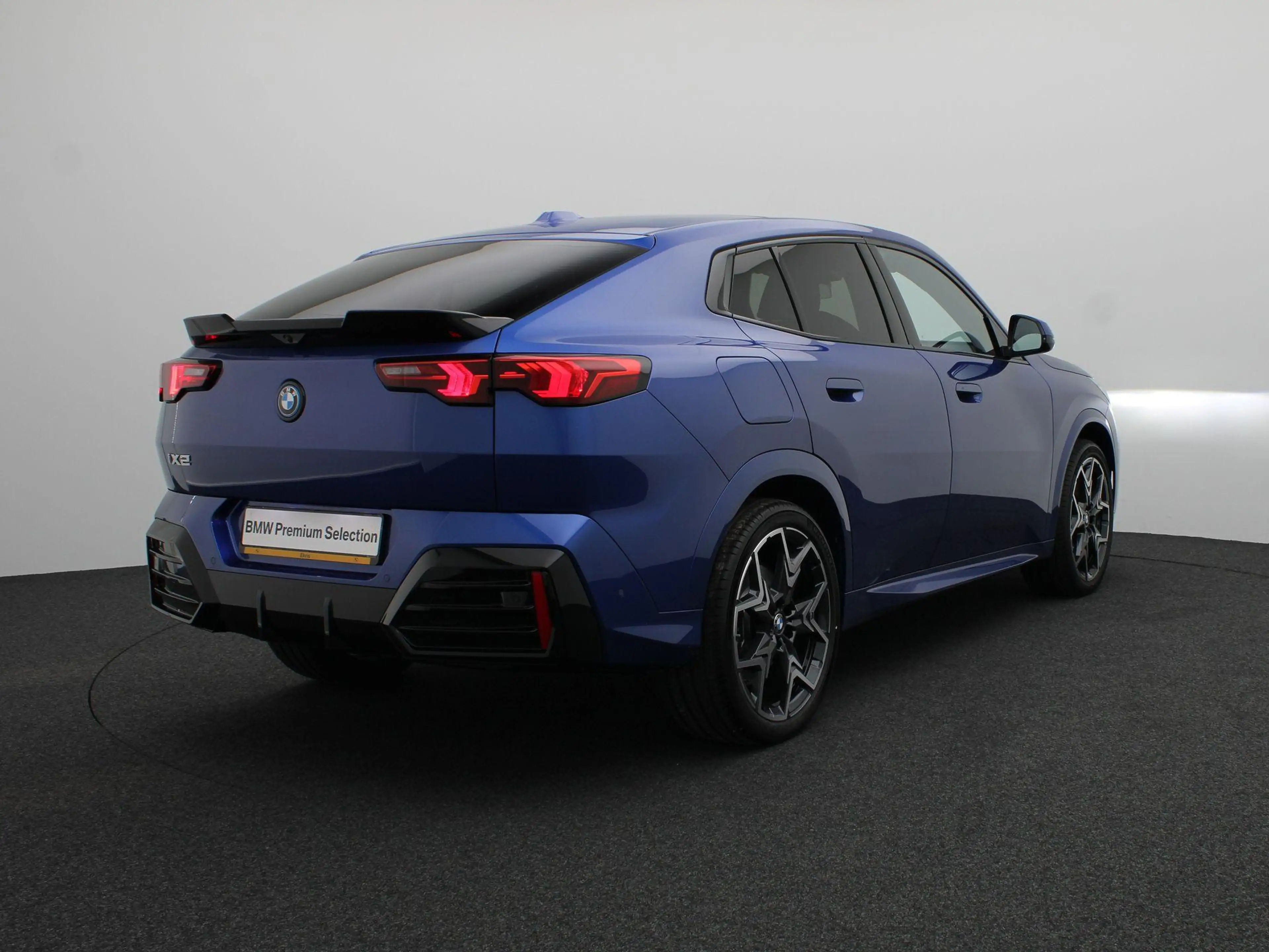 BMW iX2 eDrive20 M Sport Edition | M Sportpakket Pro | Pre — photo 2