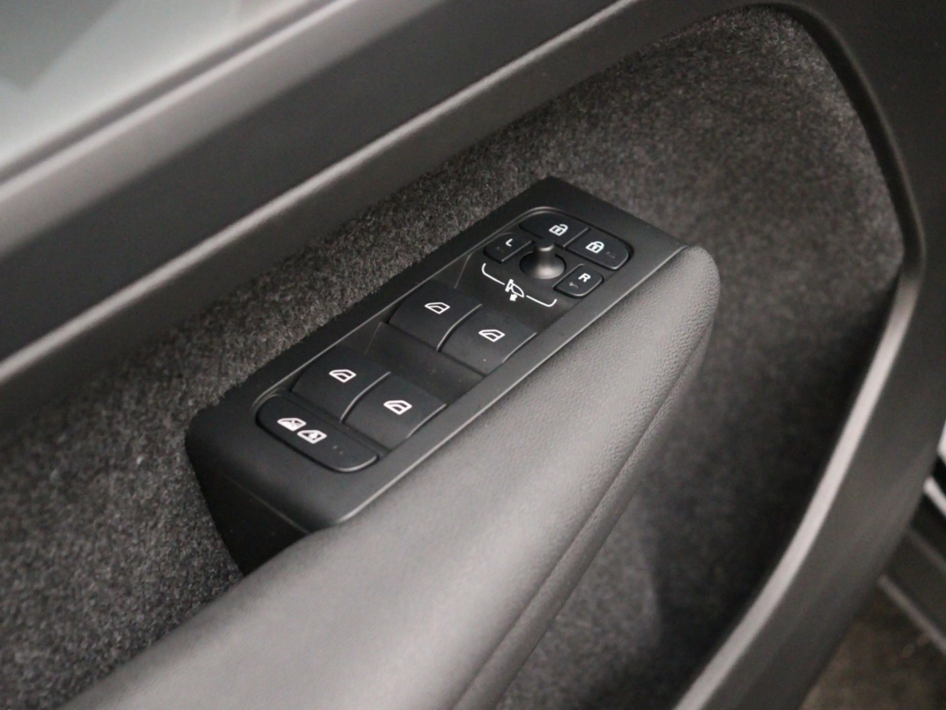 Volvo EC40 EXTENDED RANGE BLACK EDITION 20INCH HARMAN KARDON — photo 12