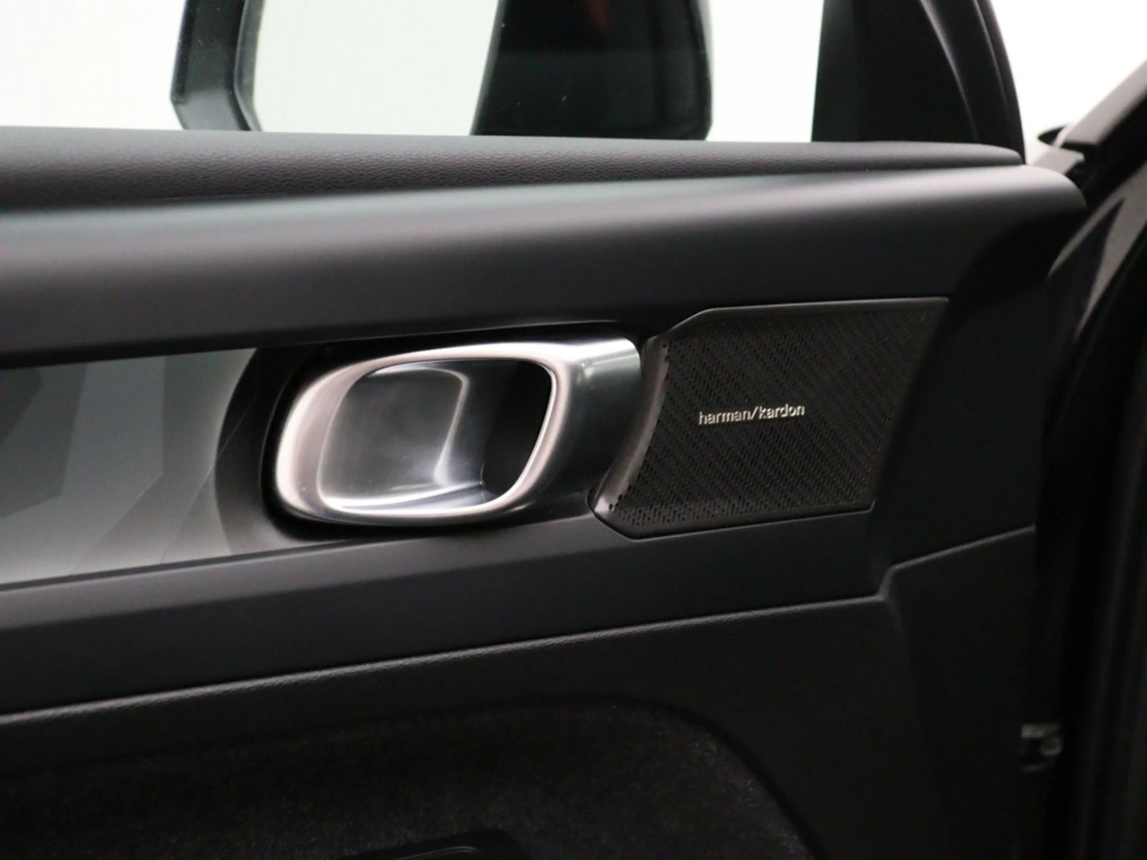 Volvo EC40 EXTENDED RANGE BLACK EDITION 20INCH HARMAN KARDON — photo 11