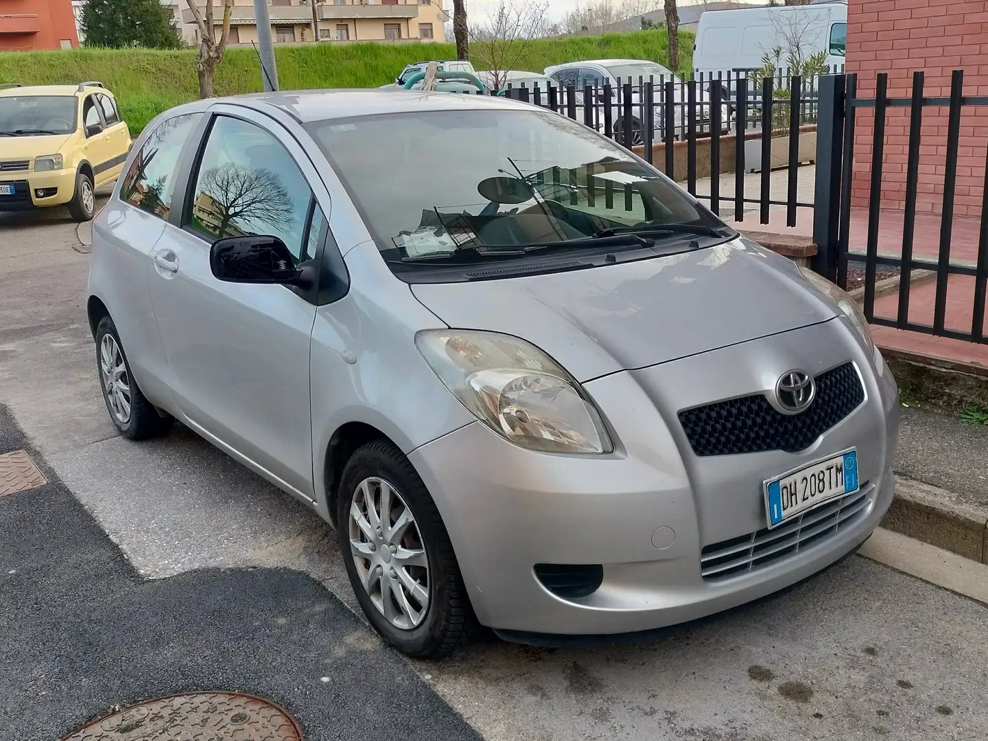 Toyota Yaris Yaris II 2005 3p 1.0 Sol Argento - 1