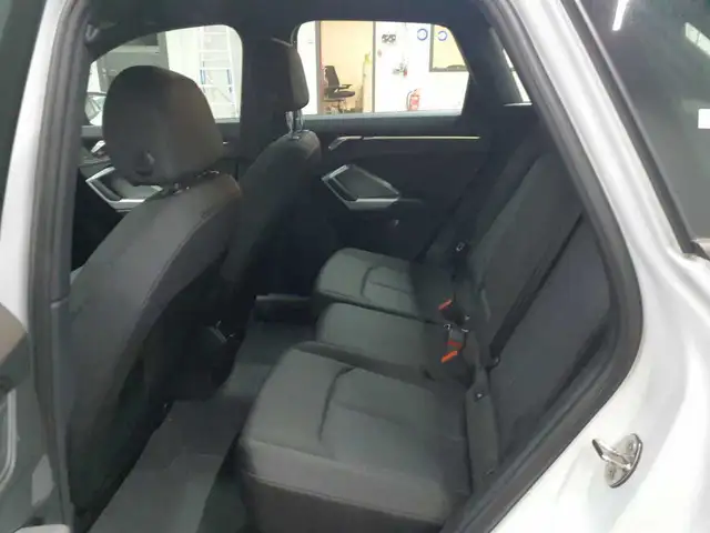 Audi Q3 view 8