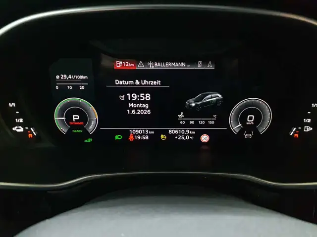 Audi Q3 view 18