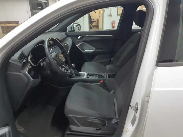 Audi Q3 view 3