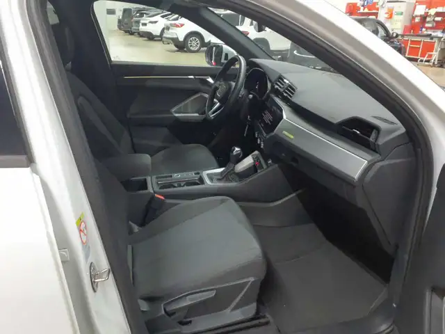 Audi Q3 view 12