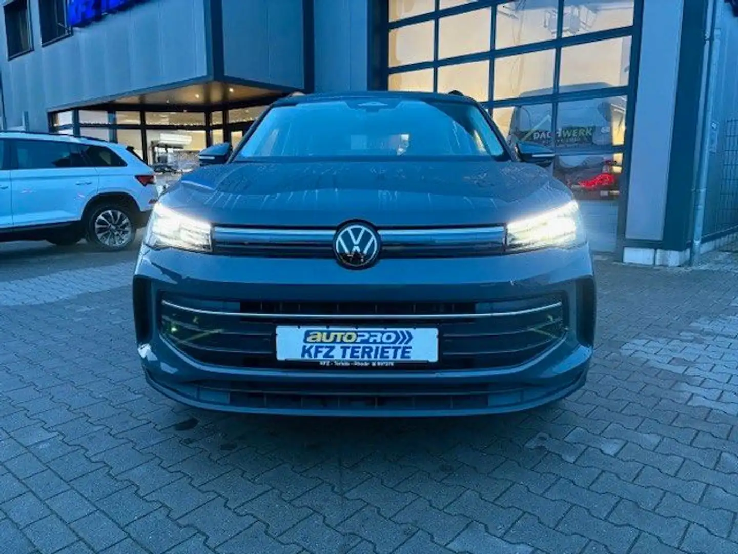 Volkswagen Tiguan 1.5 eTSI 110 kW ACC LED AHK SHZ Gris - 2