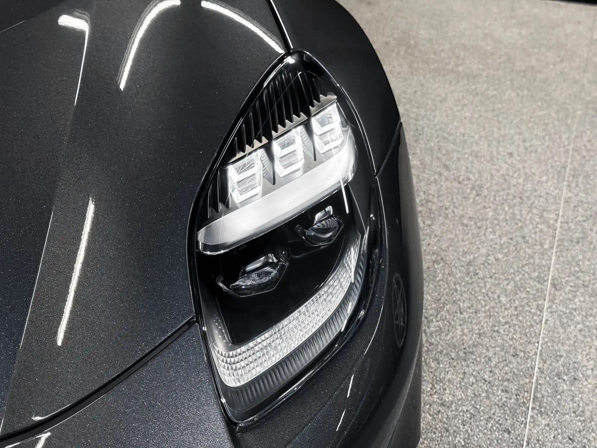 애스턴마틴 뱅퀴시 Coupe 2025 건메탈 사진 6