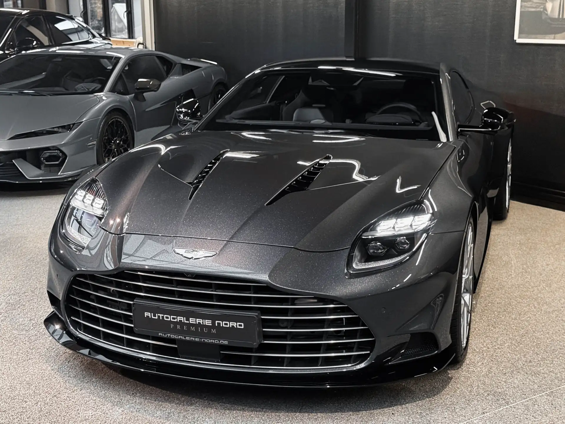 애스턴마틴 뱅퀴시 Coupe 2025 건메탈 사진 3