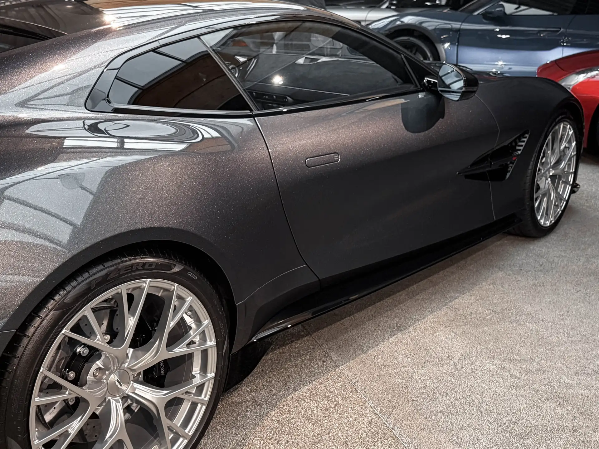 애스턴마틴 뱅퀴시 Coupe 2025 건메탈 사진 8