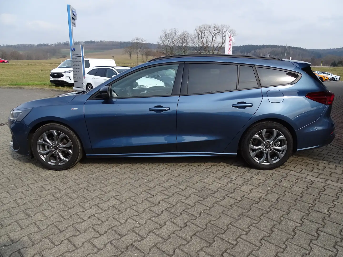 Ford Focus ST-Line X Turnier Bleu - 2