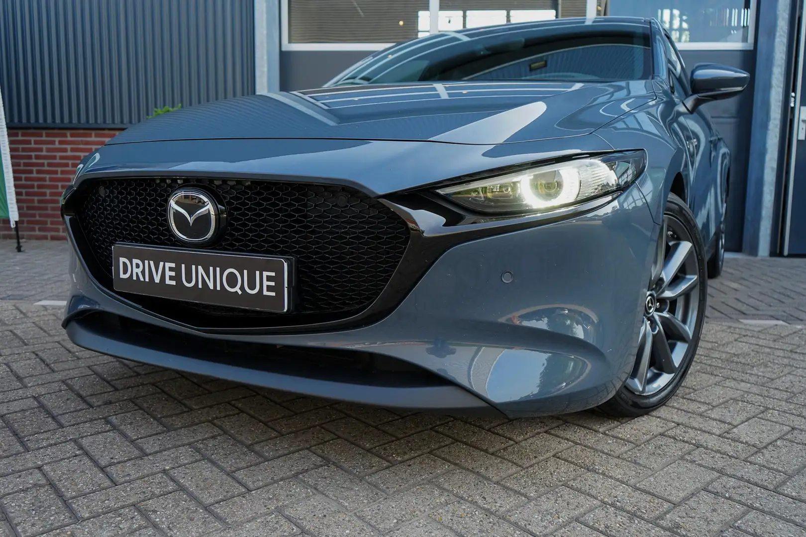 Mazda 3 2.0 e-SkyActiv-G M Hybrid 150 Sportive Grijs - 2
