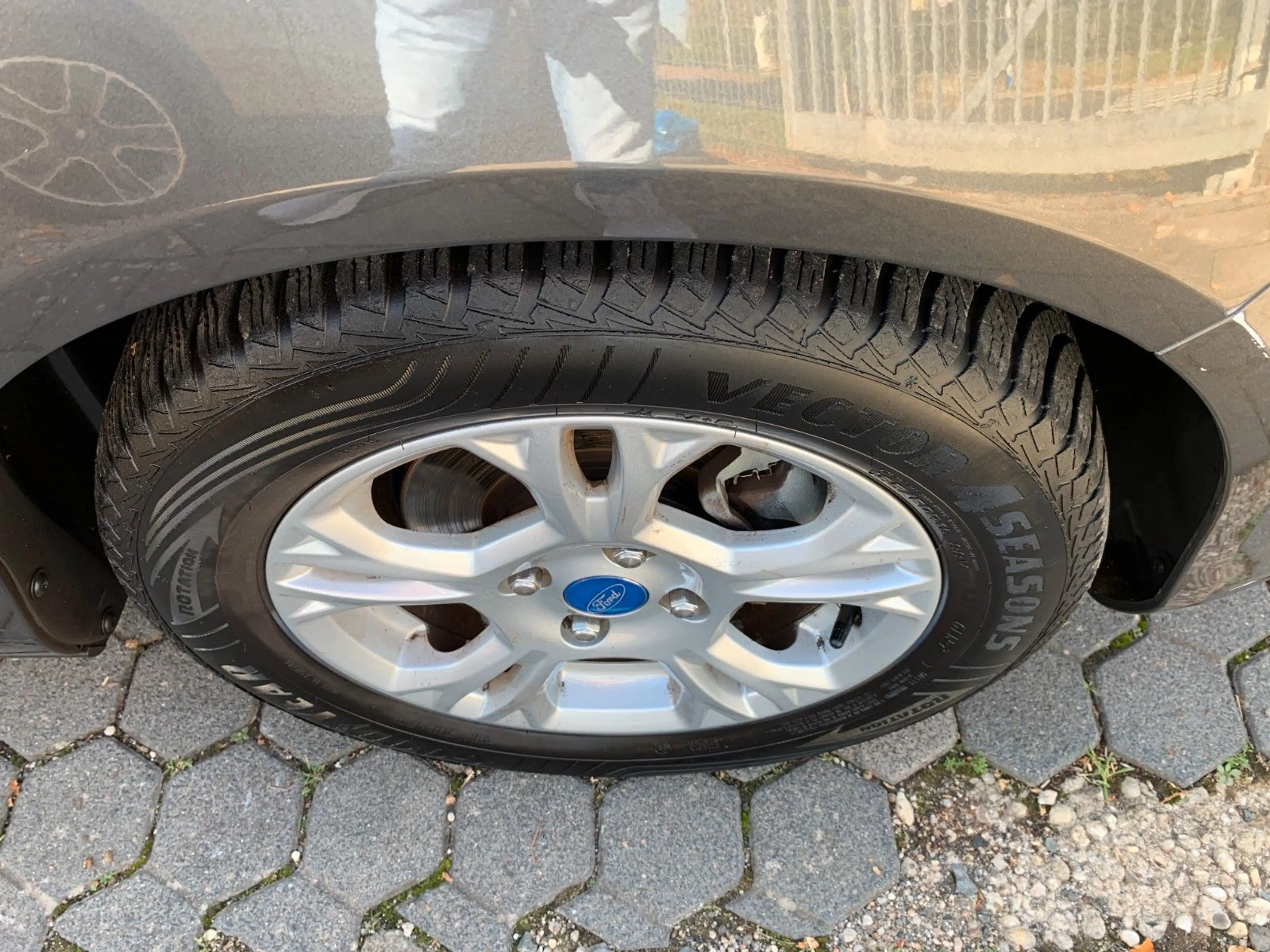 Ford B-Max B-MAX Sync Edition*BT*SiHz*PDC*1,6L — photo 4