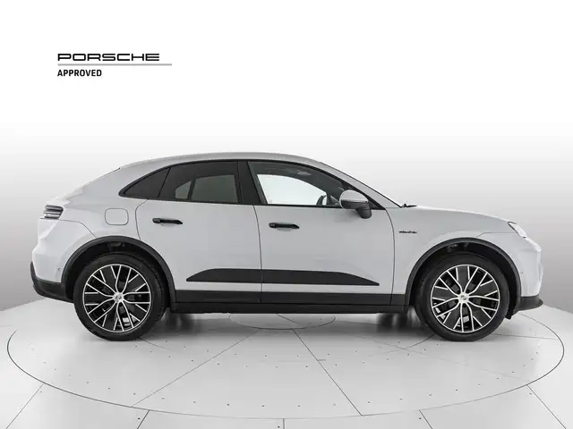 Porsche Macan view 6