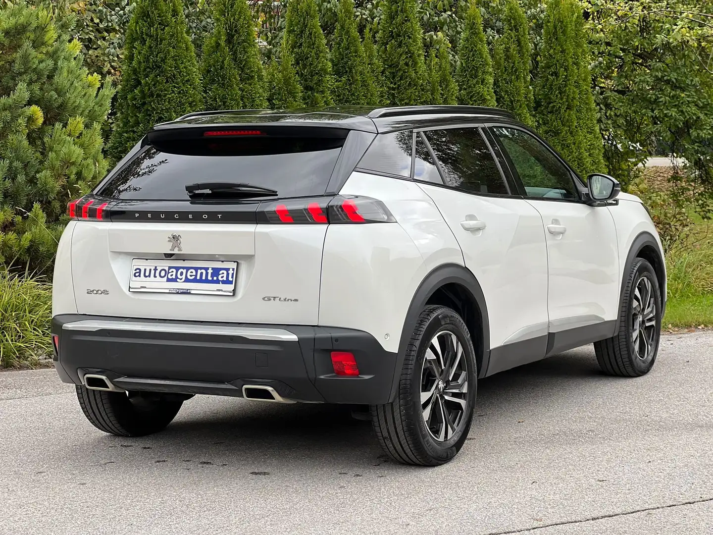 Peugeot 2008 GT Line 1.2 Pano SHZ NAVI Weiß - 2