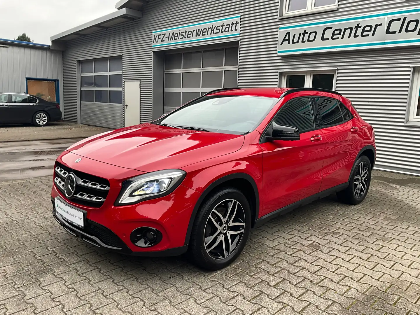 Mercedes-Benz GLA 250 4MATIC 7G-DCT "Urban" Automatik Roşu - 1