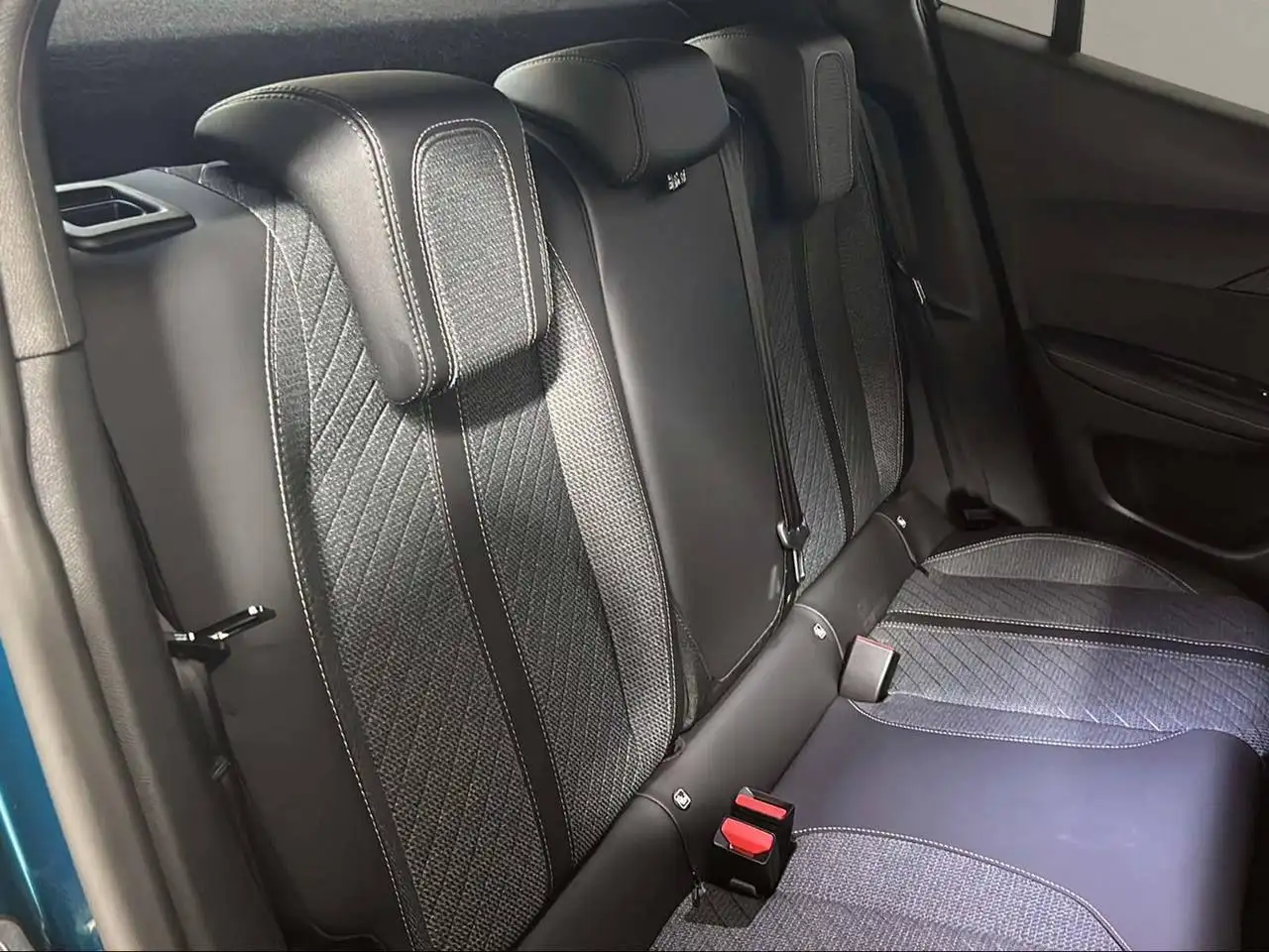 Peugeot 2008 PureTech 100 S&S Allure 12