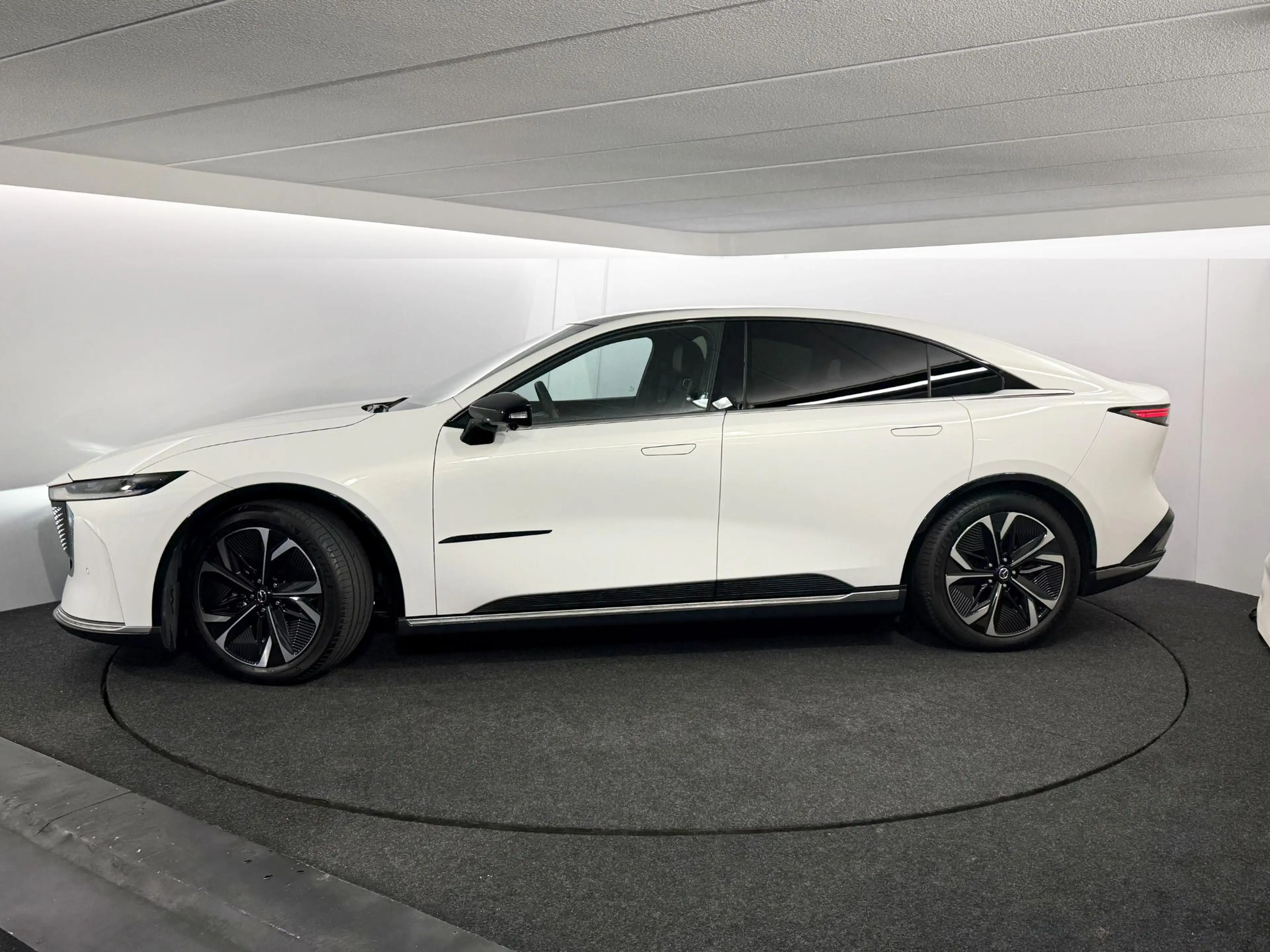 Mazda 6e Takumi 68.8 kWh / Dealer demo / trekhaak / Direct — photo 7