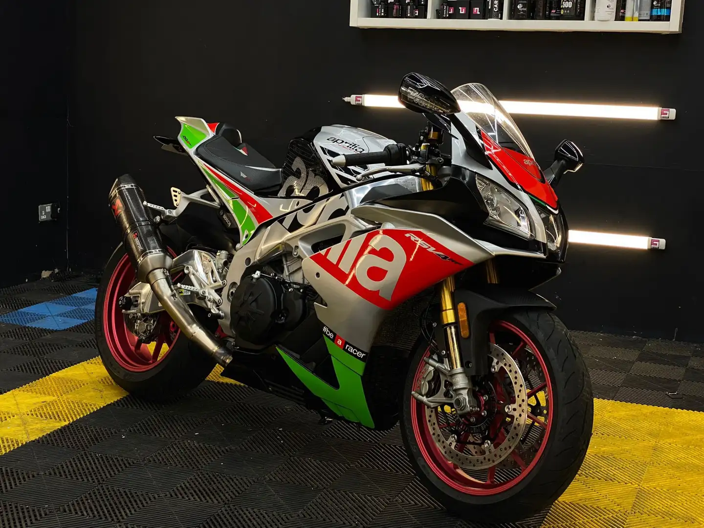 Aprilia RSV4 1000 RF Superpole (Akraprovic) - 1