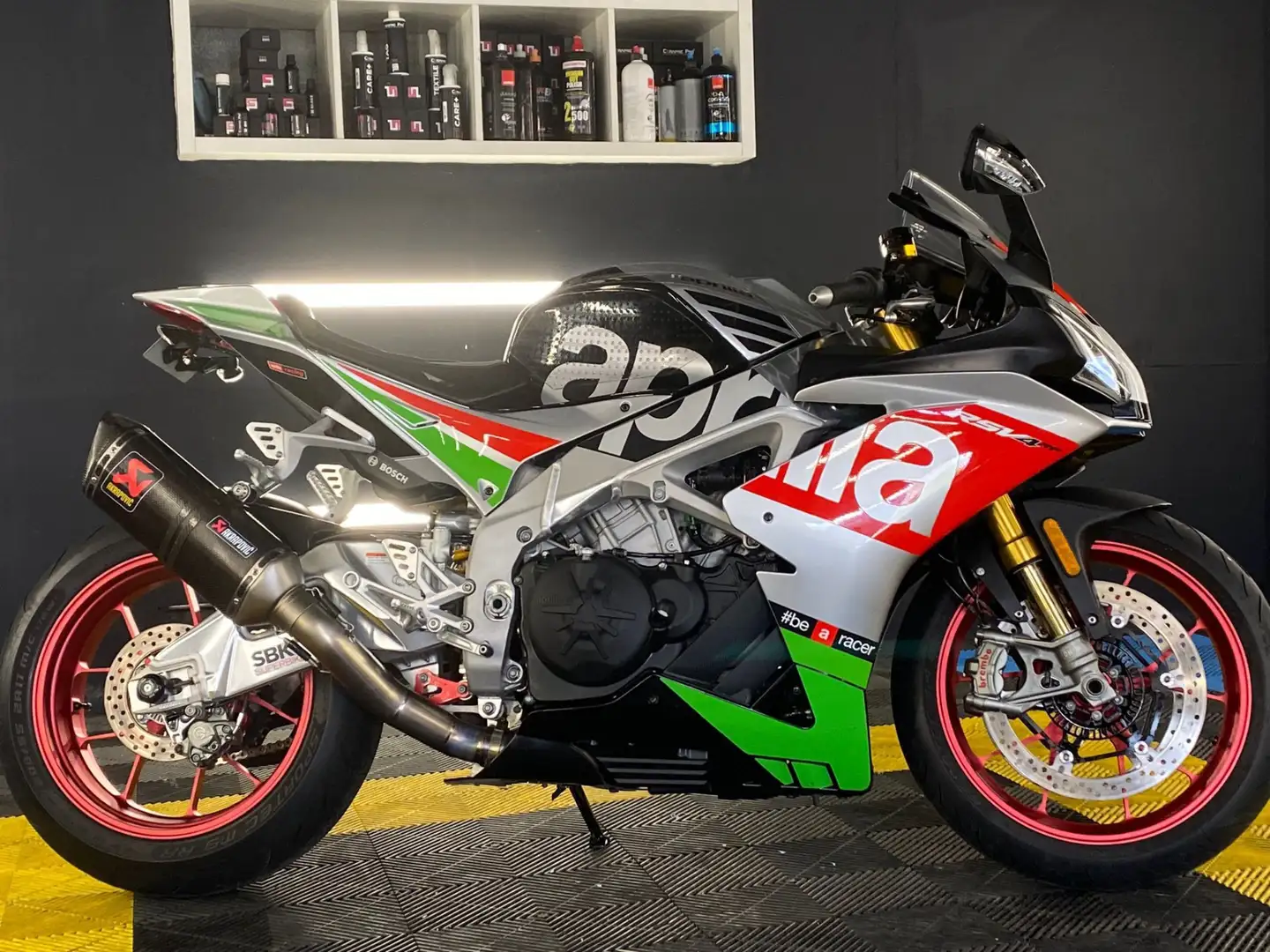 Aprilia RSV4 1000 RF Superpole (Akraprovic) - 2