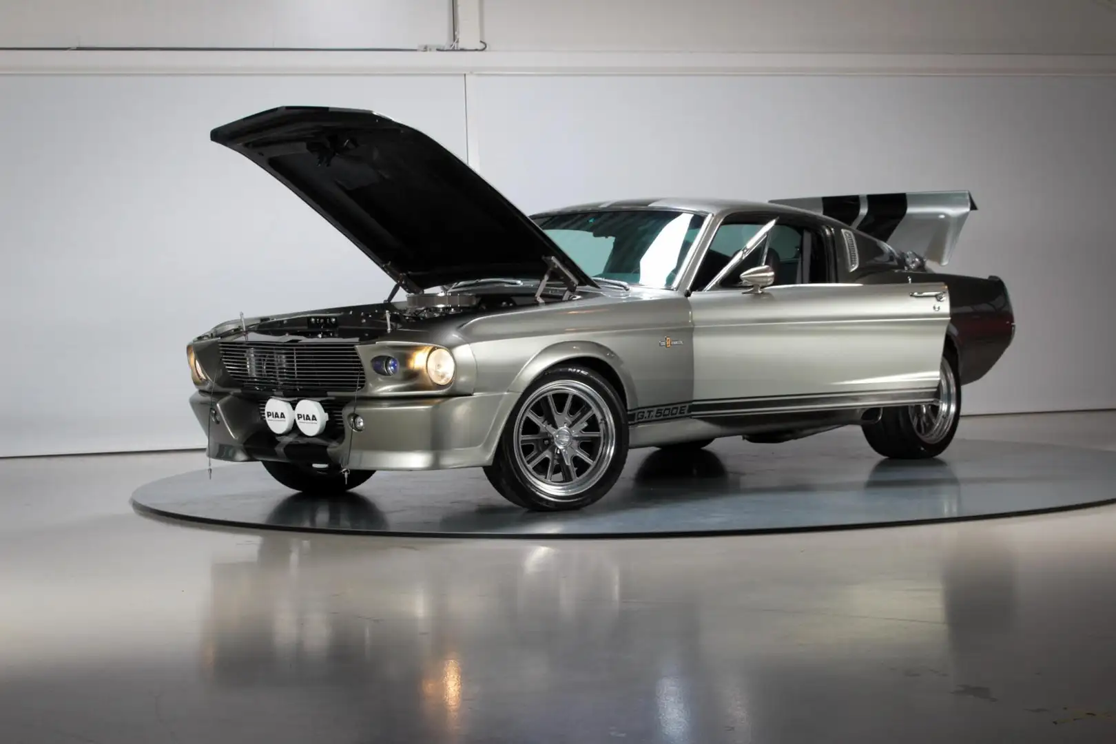 Ford Mustang "Eleanor" GT500E Grau - 2
